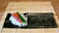 Fotografie der Temaki-Zubereitung (Schritt 2)