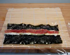 Fotografie der Ura-Maki-Zubereitung (Schritt 3) Fotografie der Ura-Maki-Zubereitung (Schritt 3)
